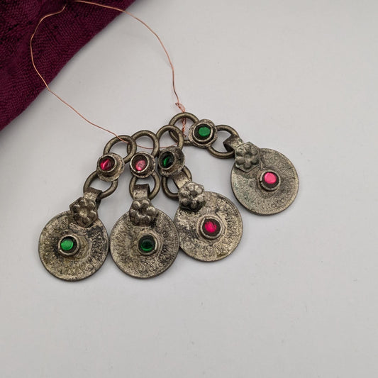 4 Vintage XS Coin Pendants S-Loop Connector Pink Green (17371)